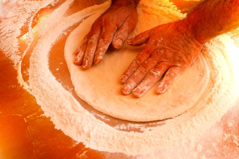 ručně tvarovaná pizza