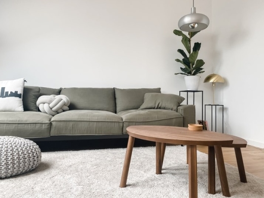 Přírodní materiály, zelené odstíny a DIY – to bude rok 2022 v interiéru