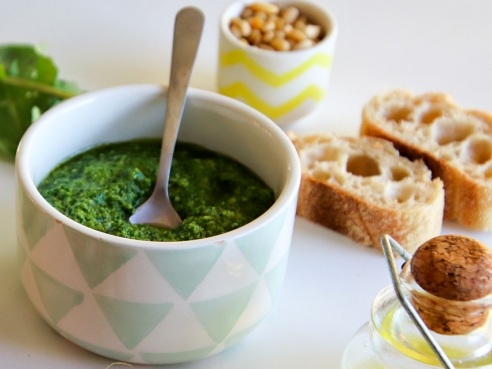 Mátové pesto s kešu oříšky a citrónovou šťávou